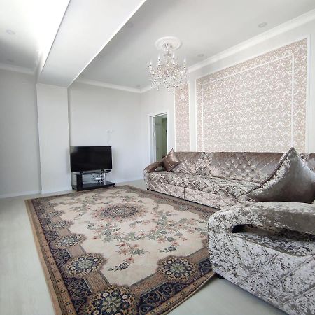 Prestigious Apartment In Bisjkek Buitenkant foto